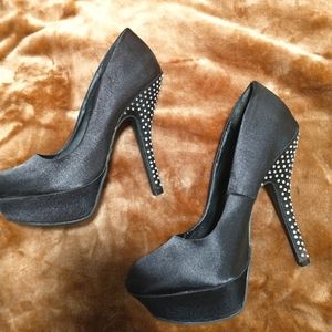 Studded platform pumps